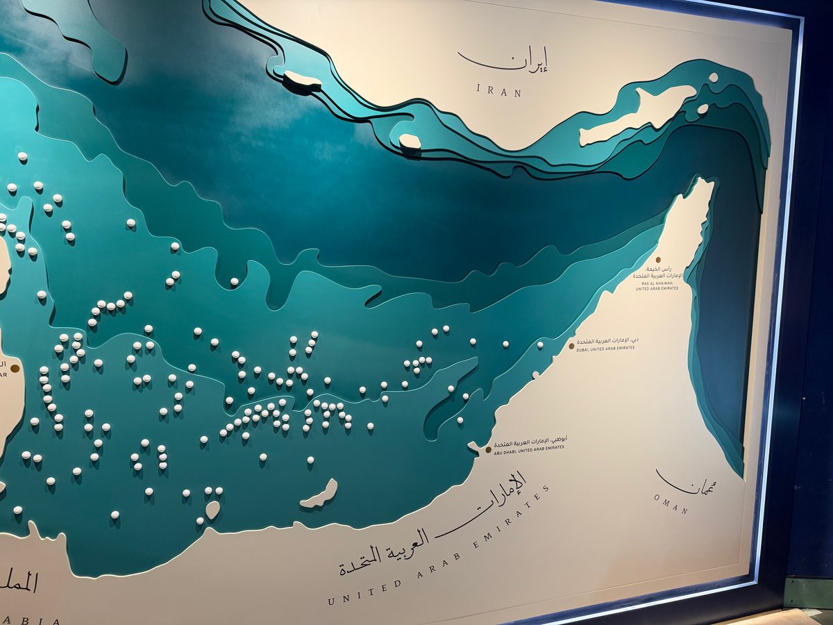 النصف الشرقي من اللوح بعد الطباعة: الإمارات العربية المتحدة وإيران وعُمان بالعربية والإنجليزية، مع تسميات أبوظبي ودبي ورأس الخيمة بجانب البحر الفيروزي المتعدد الطبقات