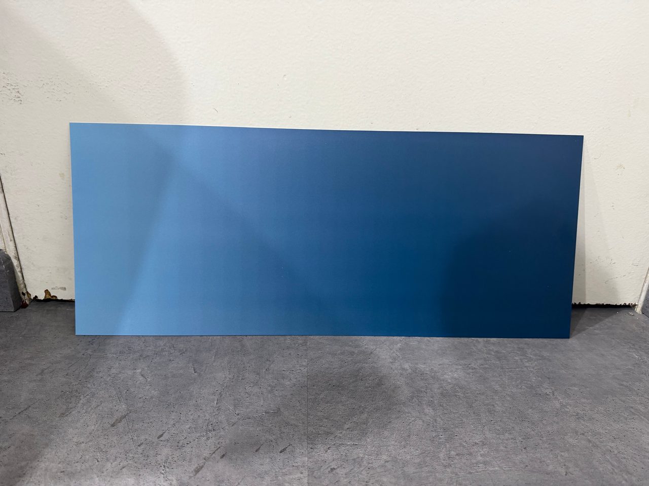 An aluminium panel printed with a smooth blue gradient, light blue at one end and deep navy at the other