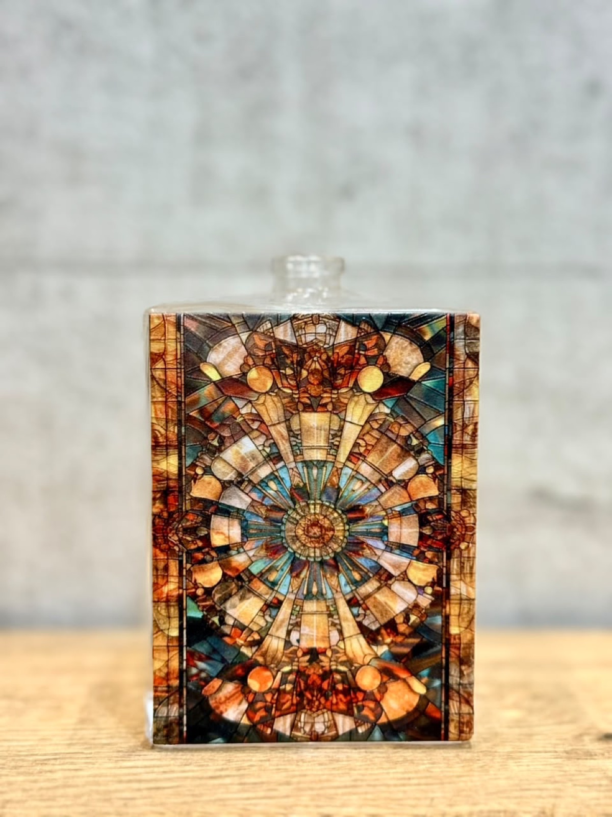قارورة عطر بتصميم فني