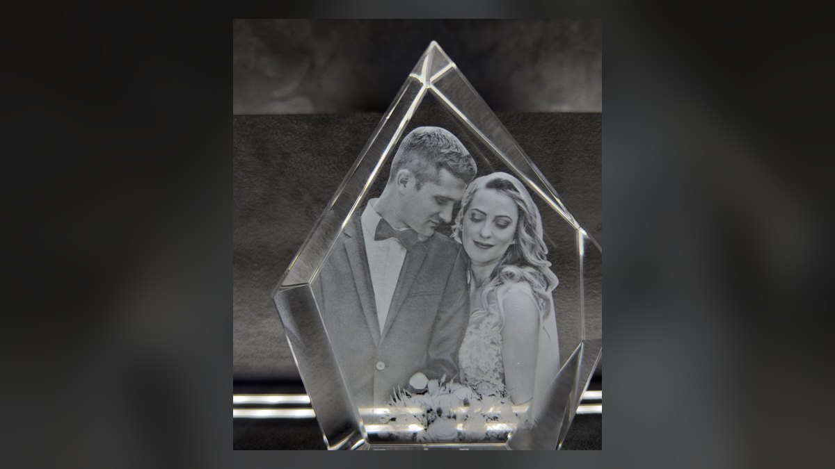 كريستالة بقصّة جبل الجليد محفور بداخلها عروسان وباقة ورد وعبارة Together Forever